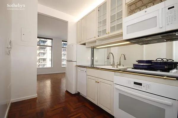 Rented by Sotheby's International Realty | media 12