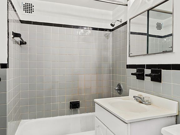 3rd image of 25 W 13th St APT 2JN
