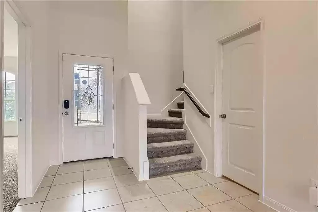 4 bed, 2.5 bath, 2258 sqft, $2,000 — Photo 3