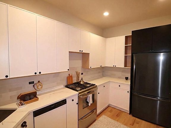 3rd image of 2101 W Evergreen Ave #2