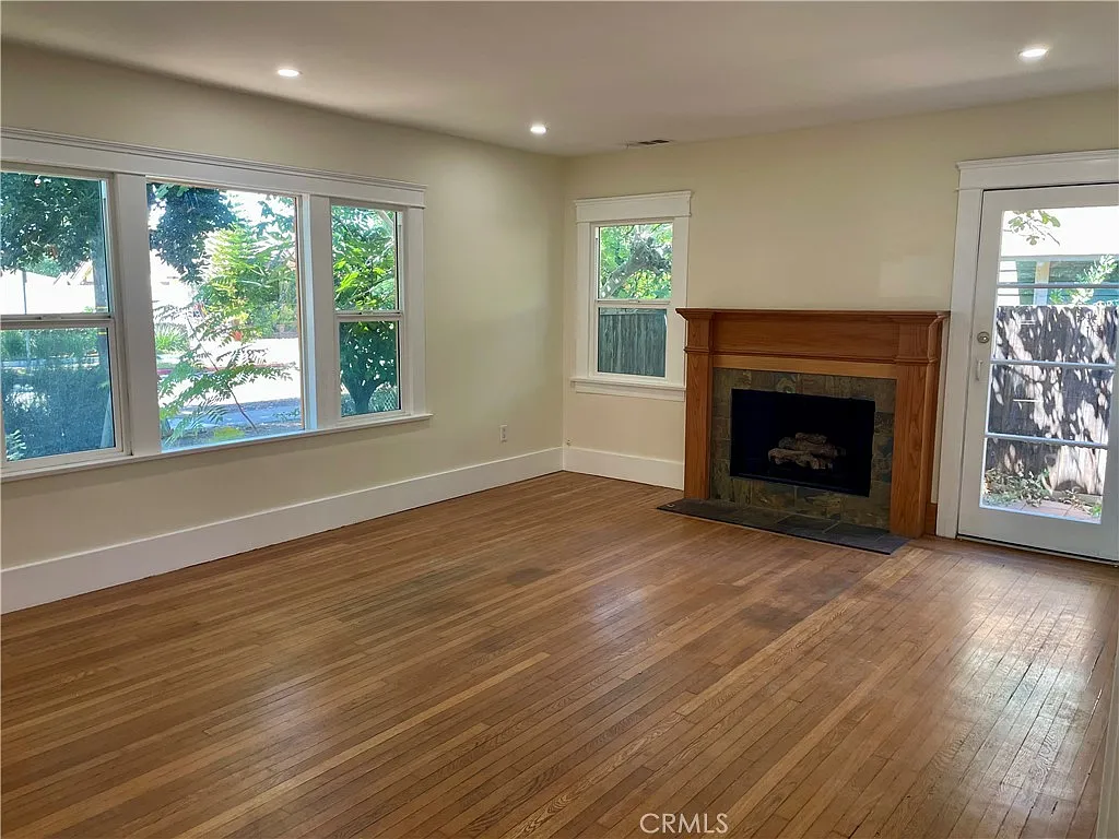 3 bed, 2108 sqft, $4,950 — Photo 4