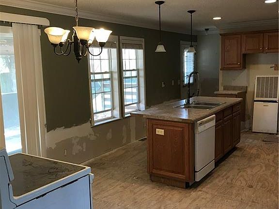 3rd image of 121 Breezy Ln