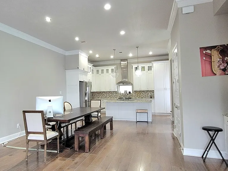 1702 Calumet St — Photo 15