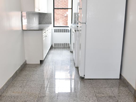4th image of 205 Pinehurst Ave APT 1J