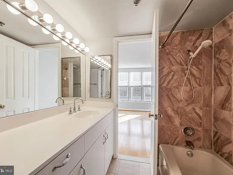 601 Pennsylvania Ave NW #910 — Photo 12