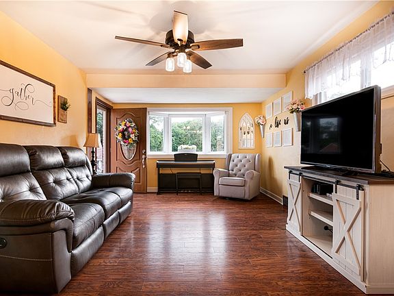 5th image of 219 Cherrydell Dr