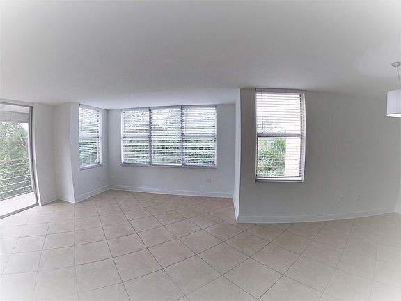 5th image of 17850 W Dixie Hwy #517