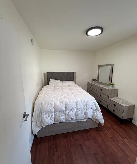 looking into 3rd bedroom
