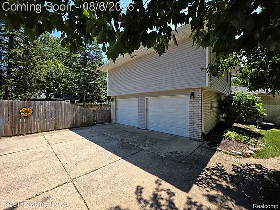 5th image of 3239 Fox Blvd