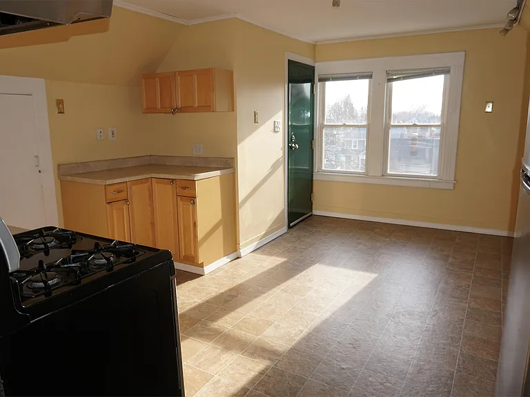 1575 W Broad St — Photo 3