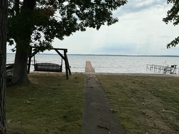 773 Long Point Dr, Houghton Lake, MI 48629