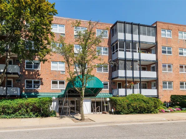 100 Lincoln Avenue #4B, Mineola, NY 11501