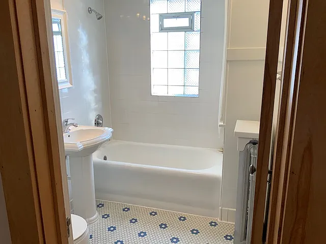 Bathtub/shower.