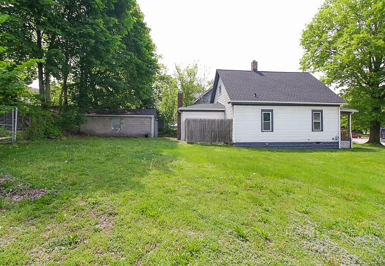 838 Hazel St — Photo 14