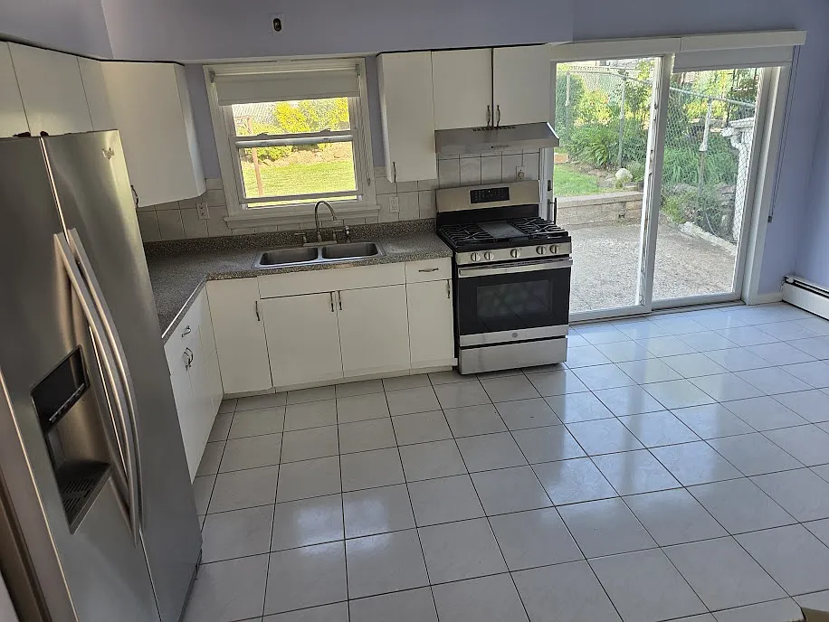 5 bed, 2500 sqft, $4,700 — Photo 4