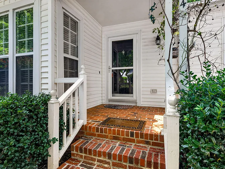 114 Planetree Ln — Photo 2