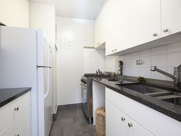 5th image of 250 E 87th St APT 3J