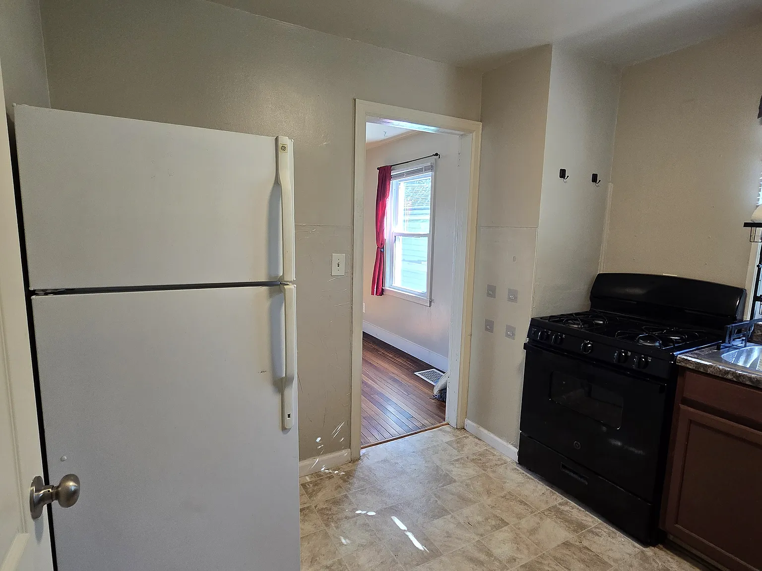 3 bed, 960 sqft, $1,100 — Photo 2