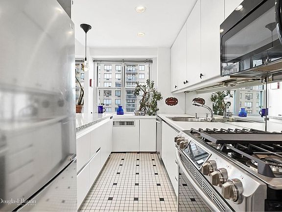 3rd image of 165 E 32nd St APT 18D