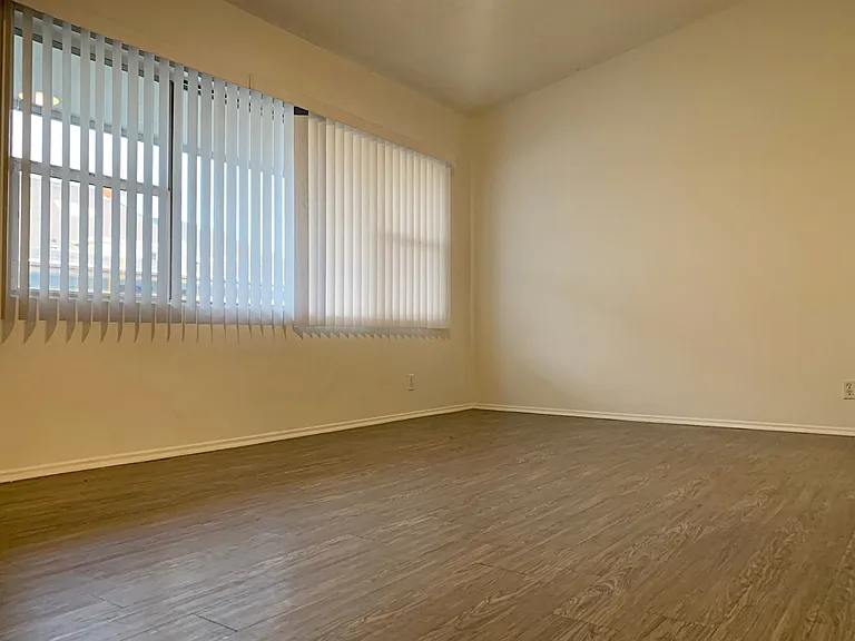1033 S Westlake Ave — Photo 10