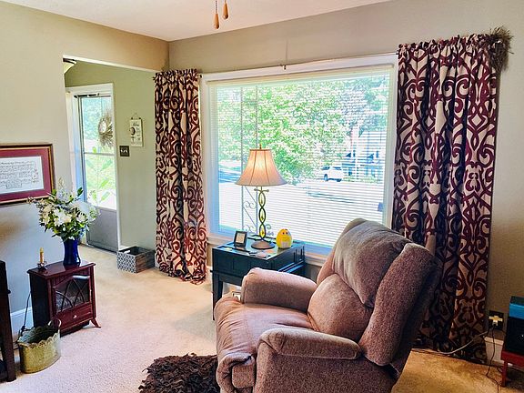 2nd image of 1012 Jefferson Cir