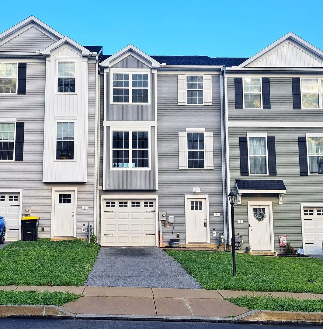 3 Bed / 2-1/2 Bath Single Family Townhome w/1-Car Garage — Photo 2