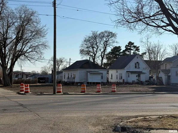 360 E Locust St, Canton, IL 61520