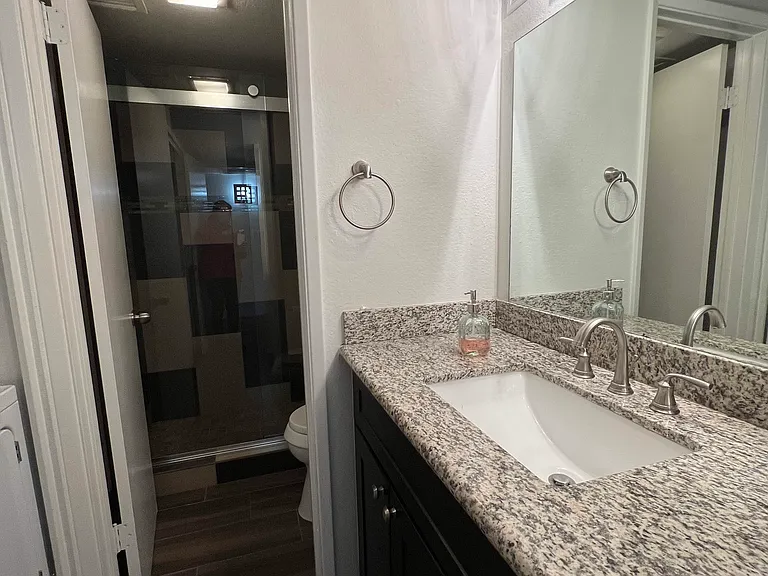 8Bath1Sink&SeparatedToiletShowerArea