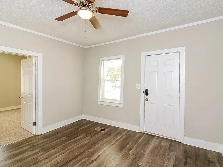 1815066_018_living_room_12930288.jpg