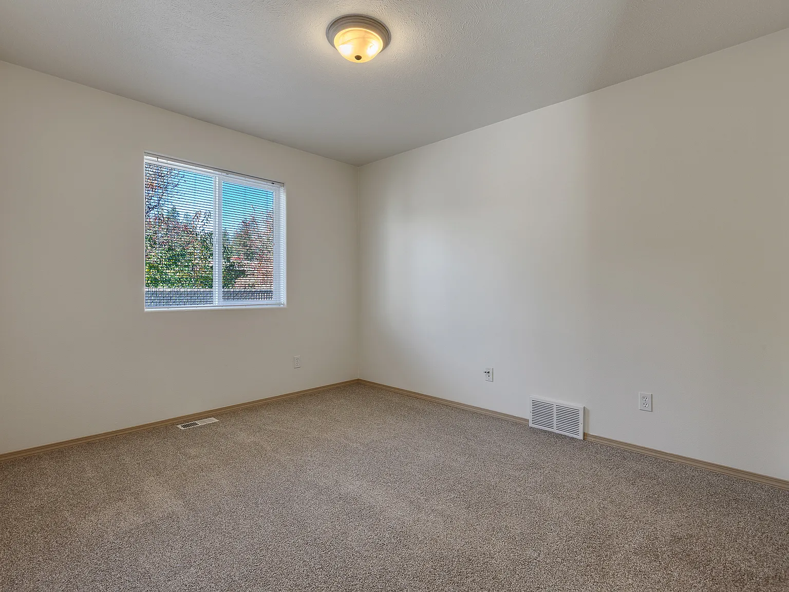 3 bed, 1400 sqft, $2,200 — Photo 2