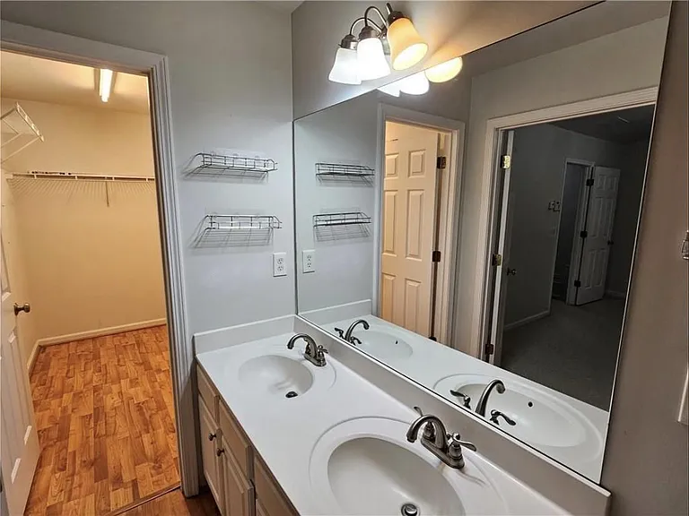 1028 Thornborough Dr — Photo 28