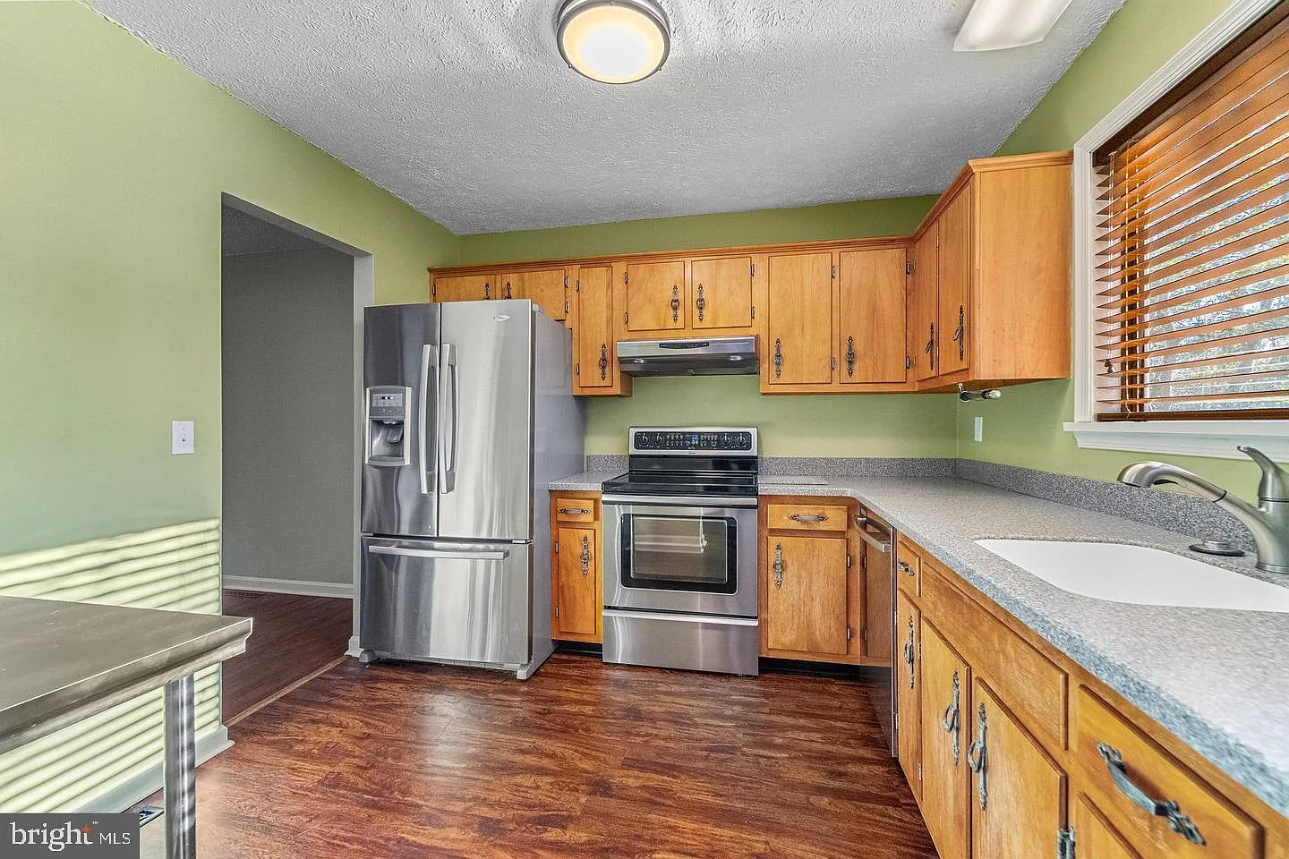 3 bed, 2.5 bath, 1300 sqft, $2,200 — Photo 4