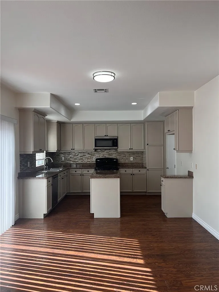 3 bed, 1840 sqft, $4,395 — Photo 2