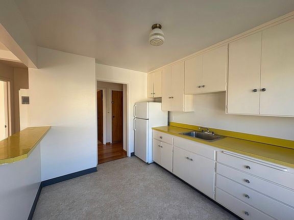 2nd image of 2901 Cabrillo St #3