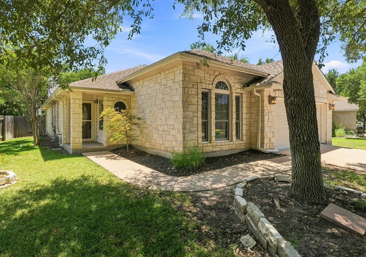 Lakeline Oaks Home For Lease - Fresh paint + dedicated office + amazing location! — Photo 2