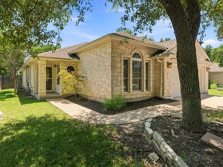 1310 Brighton Bend Ln — Photo 2