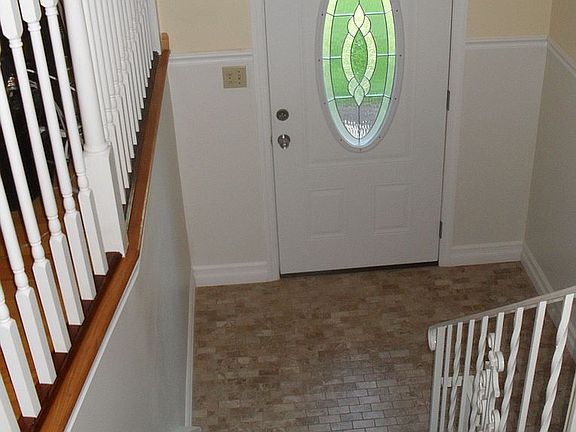4th image of 19 Sabra Ln