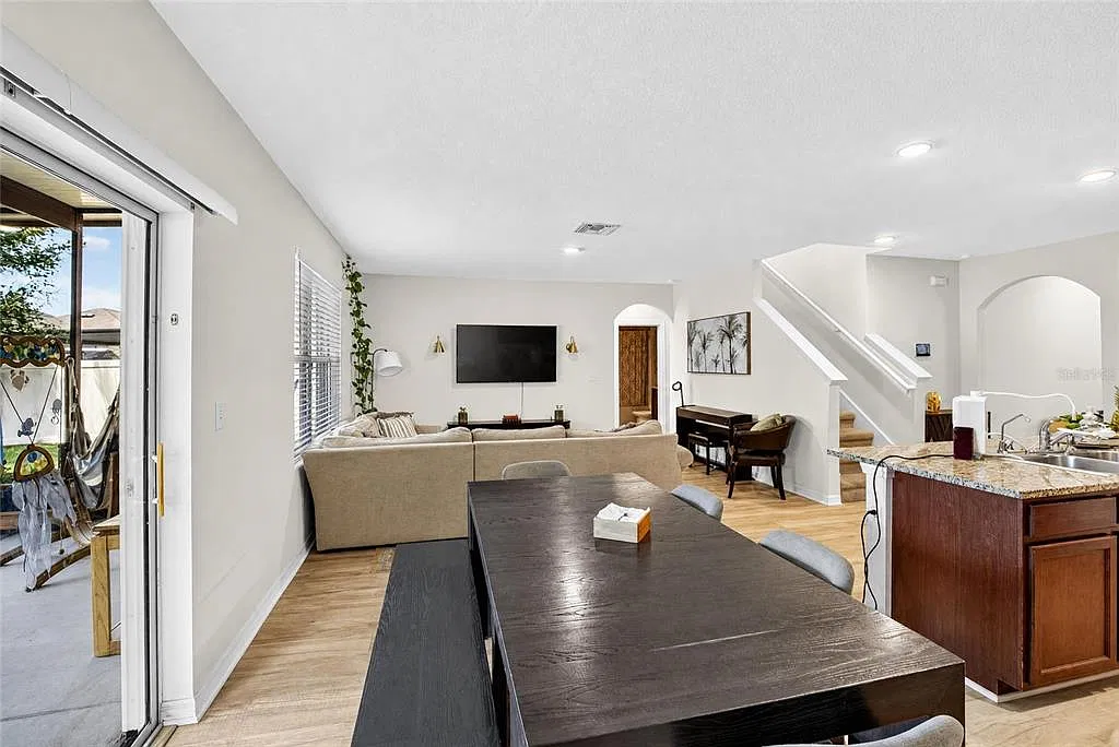 5 bed, 3.0 bath, 2674 sqft, $2,595 — Photo 3
