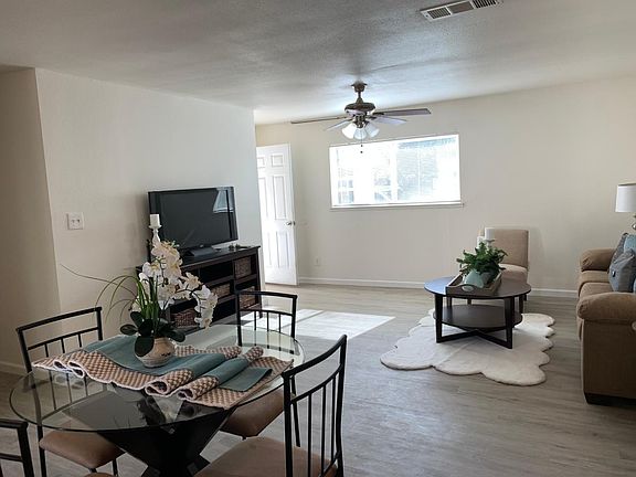 2nd image of 3017 Holly Dr