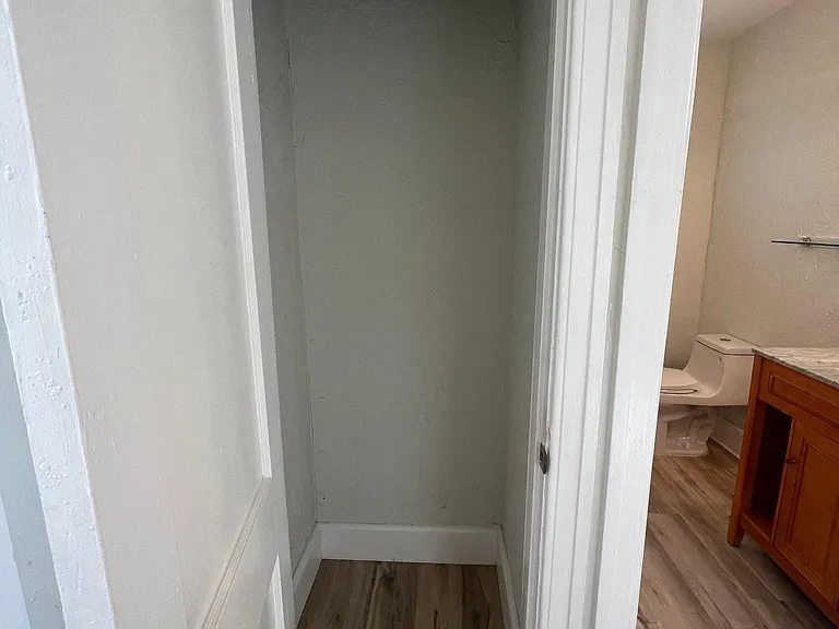 242 Taylor Ave S #1/2 — Photo 19