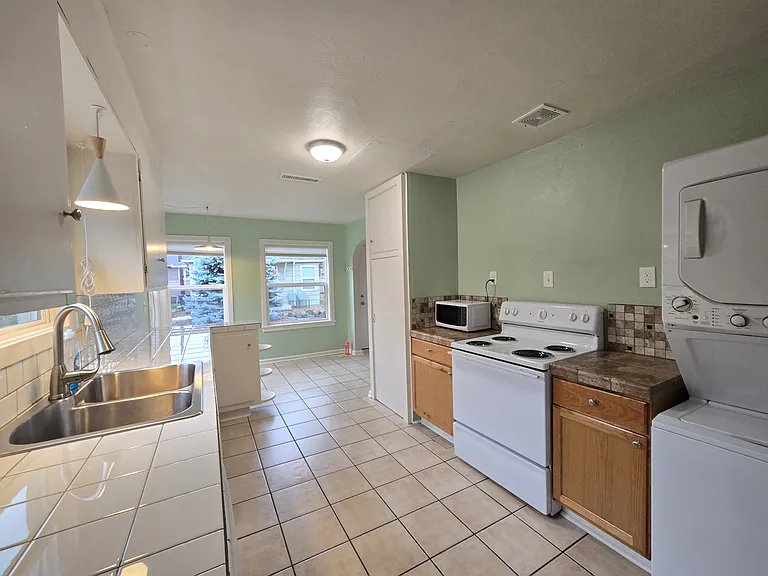 Full range, microwave, washer/dryer.