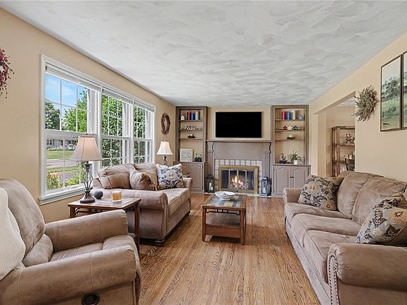 5th image of 74 Camille Dr