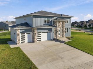 6589 Blackbird Ln, Bettendorf, IA 52722