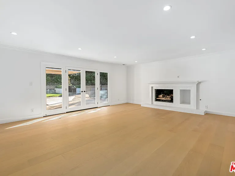 1836 N Doheny Dr — Photo 8
