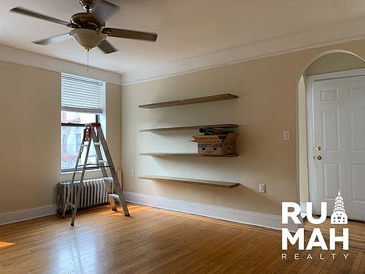 5th image of 139 Manhattan Ave #33