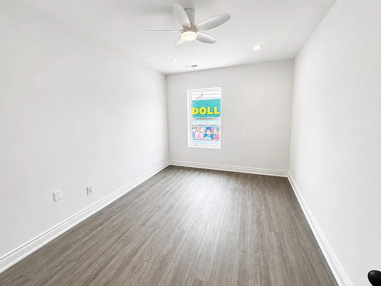 1127 Main St E — Photo 9