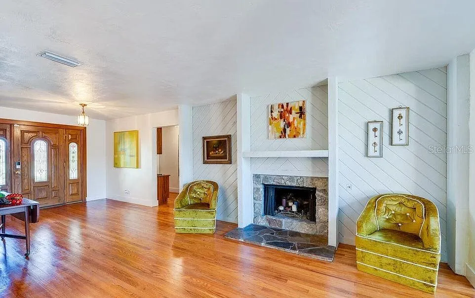 4 bed, 4.5 bath, 2322 sqft, $9,999 — Photo 3