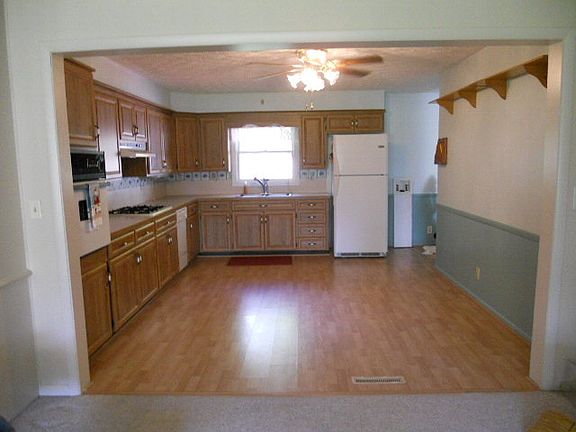 3rd image of 761 Forest Lawn Dr
