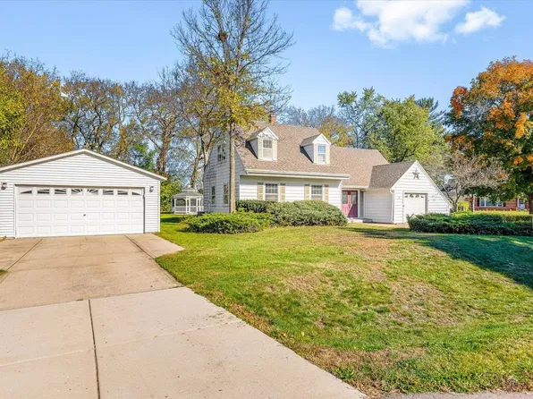 15 Valley Rd, Beloit, WI 53511