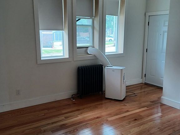 5th image of 1562 Ontario St